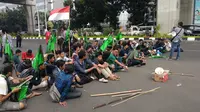 Puluhan kader Himpunan Mahasiswa Islam (HMI) Cabang Ciputat, Tangerang Selatan menggelar aksi unjuk rasa di depan Mabes Polri, Jalan Trunojoyo, Jakarta Selatan, Kamis (20/9/2018) siang.