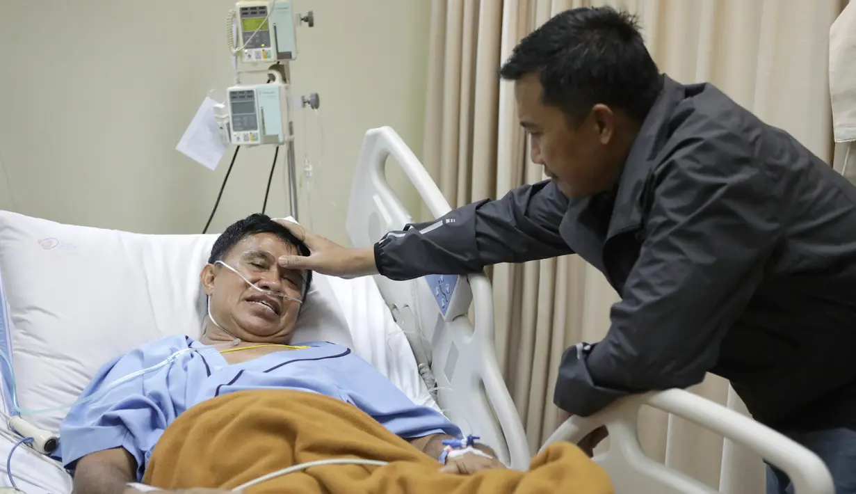 Imam Nahrawi saat menjenguk mantan Petinju legendaris Indonesia, Ellyas Pical di RS Harapan kita, Jakarta, Sabtu (18/2). Saat menjenguk, Imam Nahrawi memberikan semangat kepada Ellyas Pical yang menderita sakit jantung. (Dok. Humas Kemenpora)