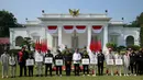 Bertempat di halaman tengah Istana Merdeka, Presiden Joko Widodo menerima kontingen atlet Indonesia untuk Olimpiade Paris 2024. (BAY ISMOYO/AFP)