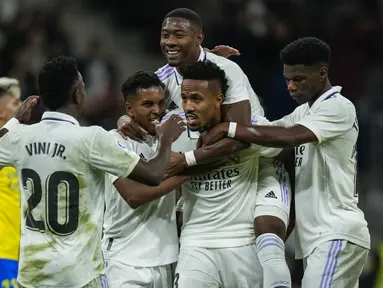 Bek Real Madrid, Eder Militao (tengah) berselebrasi dengan rekan setimnya setelah mencetak gol ke gawang Cadiz pada pertandingan lanjutan La Liga Spanyol di stadion Santiago Bernabeu di Madrid, Jumat (11/11/2022). Real Madrid menang tipis atas Cadiz dengan skor 1-0. (AP Photo/Manu Fernandez)
