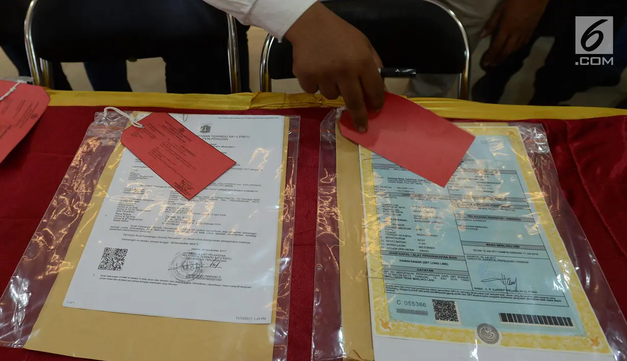 Barang bukti dokumen pelaut diperlihatkan saat gelar perkara kasus kebakaran kapal motor tradisional di Pelabuhan Muara Baru, Jakarta, Sabtu (2/3). Kebakaran tersebut menghanguskan 34 kapal. (Merdeka.com/Imam Buhori)