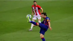 Penyerang Barcelona, Lionel Messi berusaha mengontrol bola saat bertanding melawan Athletic Bilbao pada lanjutan La Liga Spanyol di stadion Camp Nou, Barcelona (23/6/2020). Barcelona menang tipis atas Bilbao 1-0 berkat gol tunggal Ivan Rakitic. (AFP/Pau Barrena)
