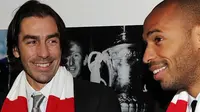 Robert Pires (kiri) berdampingan dengan mantan bintang Arsenal lainnya, Thierry Henry, pada malam peresmian patung perunggu Henry di luar Emirates Stadium, London.