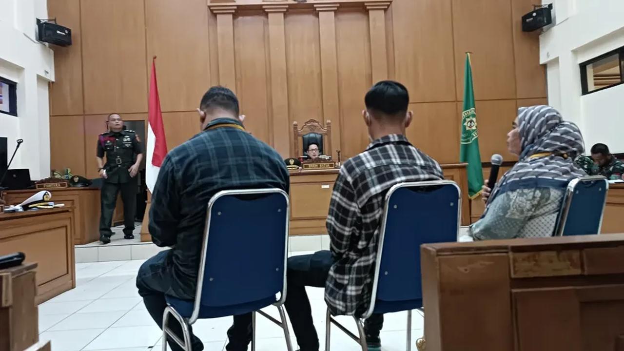 "Ada terima kiriman video?" tanya salah satu Oditur Militer II-07.<br>