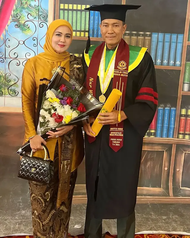 6 Momen Juliana Moechtar dampingi suami wisuda S2 di Sekolah Tinggi Hukum Militer, auranya terpancar