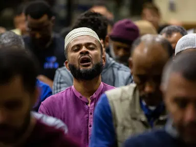 Seorang pria muslim berdoa saat tarawih di Dar Al Hijrah Islamic Center, Falls Church, Virginia, Amerika Serikat, 11 Mei 2019. Selama Ramadan sebagian besar umat muslim di Amerika Serikat biasanya berkumpul sambil menunggu waktu berbuka puasa. (REUTERS/Amr Alfiky)