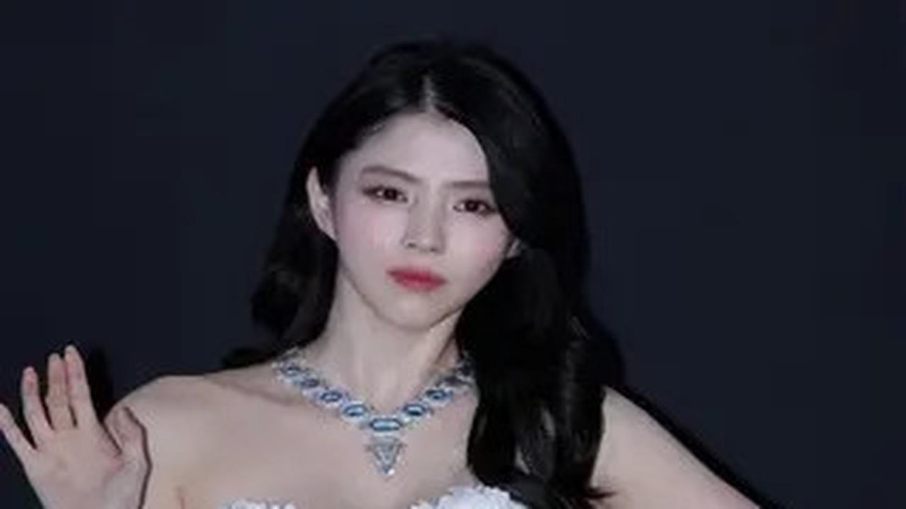 Gaya Han So Hee Pakai Gaun Berbelahan V di Acara Boucheron, Disebut Bak Bidadari