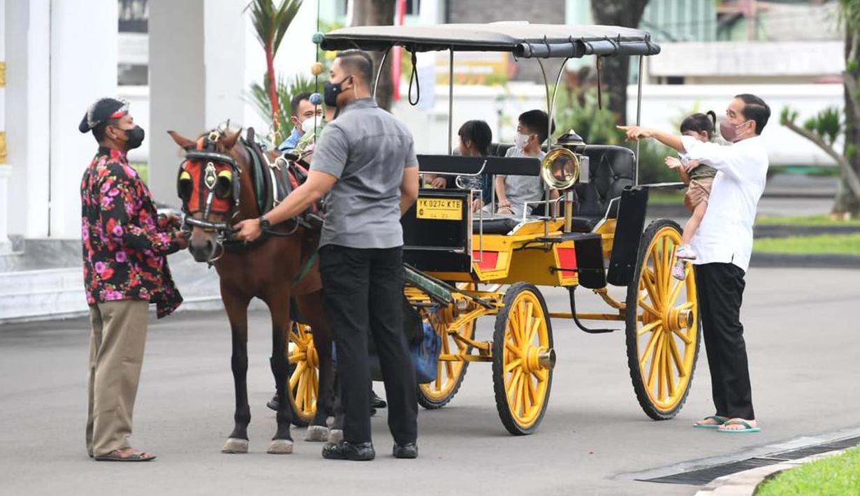 <p>Presiden Joko Widodo atau Jokowi mengajak cucu-cucunya untuk menaiki delman di area sekitar Istana Kepresidenan Yogyakarta pada Selasa 3 Mei 2022. Pada hari kedua lebaran, Jokowi bermain bersama cucu-cucunya di halaman Istana Kepresidenan. (Foto: Lukas - Biro Pers Sekretariat Presiden)</p>