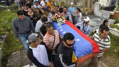 Keluarga dan kerabat mengantarkan jenazah Jose Francisco Guerrero untuk dimakamkan di San Cristobal, Tachira State, Venezuela (19/5). Jose Francisco Guerrero adalah remaja 15 tahun yang tewas ditembak saat kerusuhan di Venezuela. (AFP/Luis Robayo)
