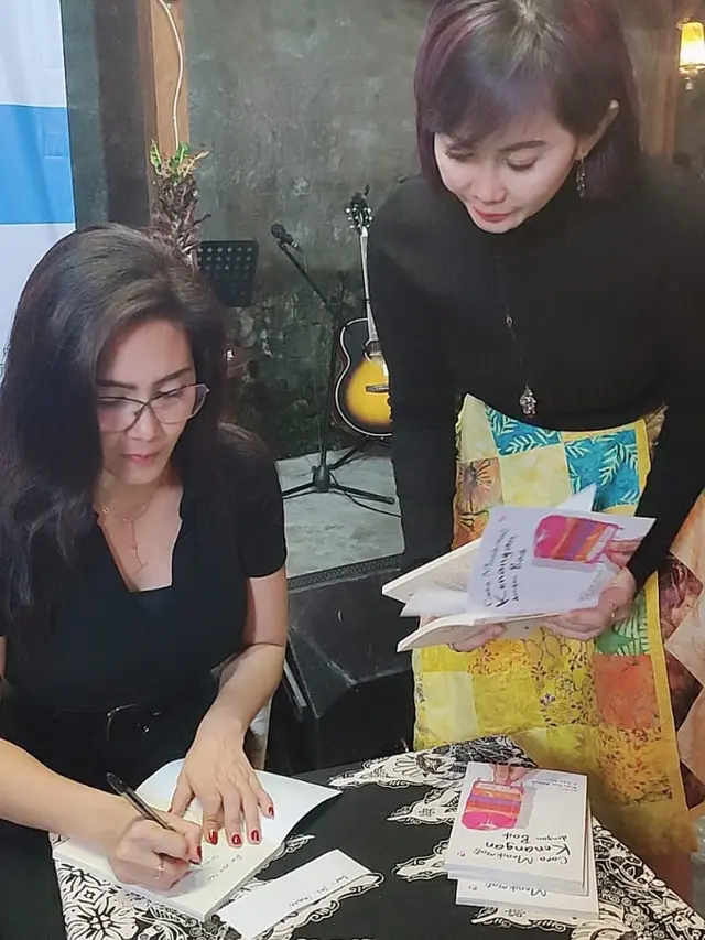 Rieke Diah Pitaloka saat peluncuran bukunya Cara Menikmati Kenangan dengan Baik