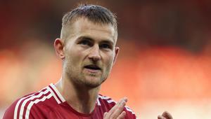 Pemain Manchester United, Matthijs de Ligt memberikan tepuk tangan setelah laga lanjutan Liga Inggris 2024/2025 melawan Brentford di Old Trafford, Manchester, Sabtu (19/10/2024). (AP Photo/Dave Thompson)