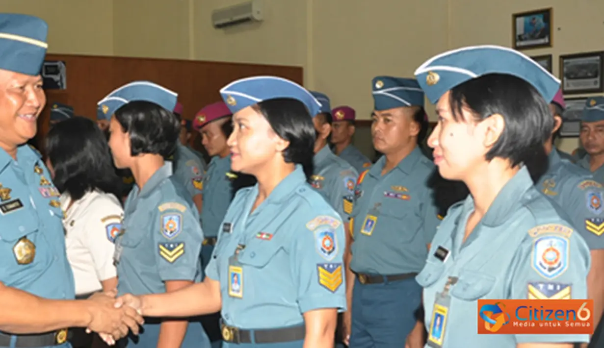 Citizen6, Surabaya: Kapokgadik Kolonel Laut (K) Eko Yuniarto, mengucapkan selamat kepada peserta Micro Teaching Bintara dan PNS Kobangdikal gelombang III tahun 2012, di Gedung Krakatau, Kesatrian Bumimoro, Surabaya. (Pengirim: Kobangdikal)