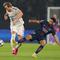 Pemain Bayern Munchen Harry Kane dan pemain PSG Warren Zaire-Emery berebut bola pada pertandingan fase&nbsp;liga Liga Champions di Paris, Prancis, Rabu,&nbsp;5 November 2025. (AP Photo/Thibault Camus)