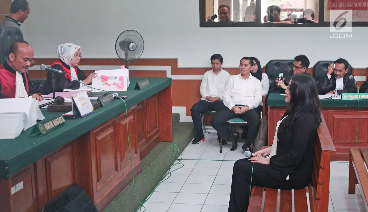 Penyanyi Vicky Shu memberikan kesaksian pada sidang kasus penipuan First Travel di Pengadilan Negeri Depok, Rabu (14/3). Vicky Shu menjadi salah satu artis yang turut mempromosikan First Travel melalui media sosial. (Liputan6.com/Herman Zakharia)
