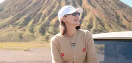Luna Maya Liburan ke Bromo. [@lunamaya]