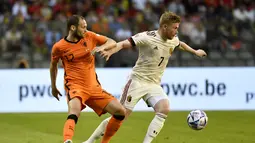 Bek timnas Belanda Daley Blind berebut bola dengan gelandang Belgia Kevin De Bruyne pada matchday pertama Grup D Liga A UEFA Nations League 2022/2023 di Stadion Raja Baudouin, Sabtu (4/6/2022) dini hari WIB. Belanda sukses menghajar Belgia dengan skor telak 4-1. (AP Photo/Geert Vanden Wijngaert)