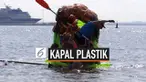 Sekelompok pengunjung pantai membuat kapal terbuat dari botol plastik. Kapal itu berlayar di depanjang teluk Finlandia, Rusia.