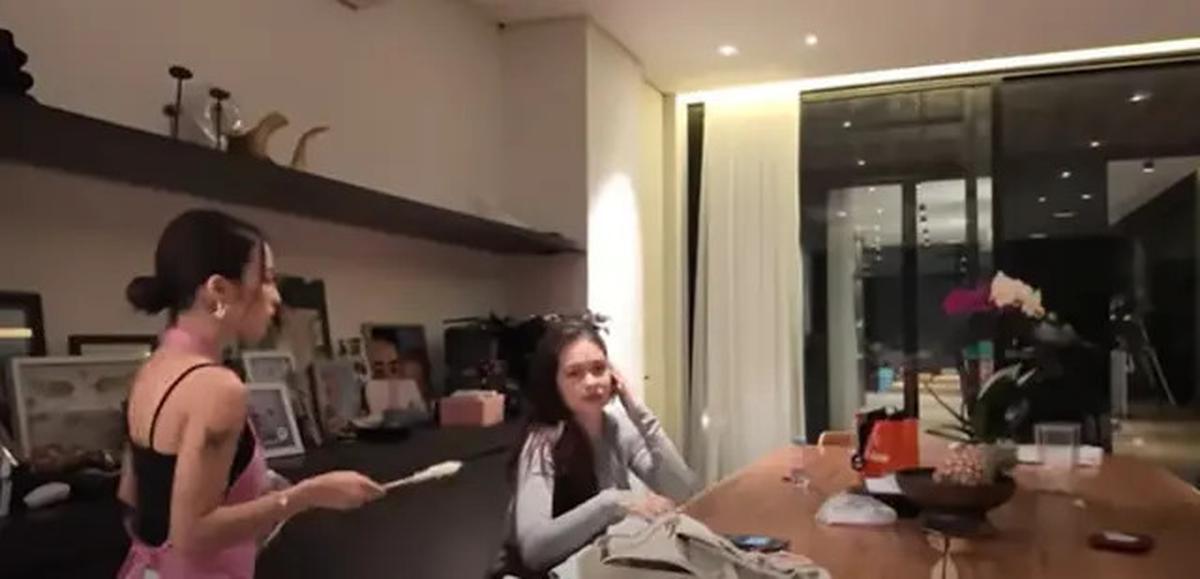 7 Potret Dapur Rumah Jennifer Coppen, Modern dengan Nuansa Hitam-Putih