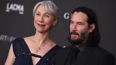 Aktor Keanu Reeves dan Alexandra Grant menghadiri red carpet LACMA Art + Film di Los Angeles, 2 November 2019. Keanu Reeves akhirnya tampil di depan umum dengan seorang pacar setelah tak pernah terdengar memiliki hubungan serius dengan wanita selama 35 tahun berkarier. (Jordan Strauss/Invision/AP)