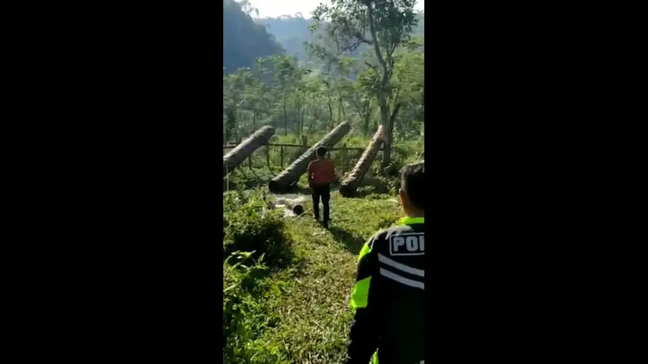 Beberapa anggota Polres Tasikmalaya, langsung membubarkan perang meriam tradisonal dari pohon aren yang kerap digelar setelah Lebaran Idul Fitri. (Liputan6.com/Jayadi Supriadin)