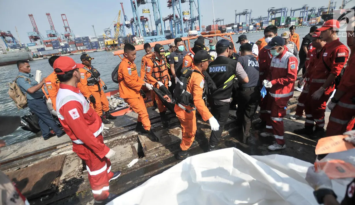 Petugas Basarnas menurunkan barang temuan jatuhnya pesawat Lion Air JT 610 di Posko Evakuasi, Tanjung Priok, Jakarta, Senin (29/10). Pesawat Lion Air JT 610 yang jatuh membawa 188 orang. (Merdeka.com/Iqbal Nugroho)