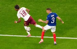 Lucas Digne Resmi Tinggalkan Aston Villa, Kembali ke PSG