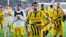 Pemain Borussia Dortmund tampak lesu setelah ditaklukkan Barcelona pada laga leg pertama babak perempat final Liga Champions 2024/2025 di Estadi Olimpic Lluis Companys, Kamis (10/04/2025) dini hari WIB. (AP Photo/Emilio Morenatti)
