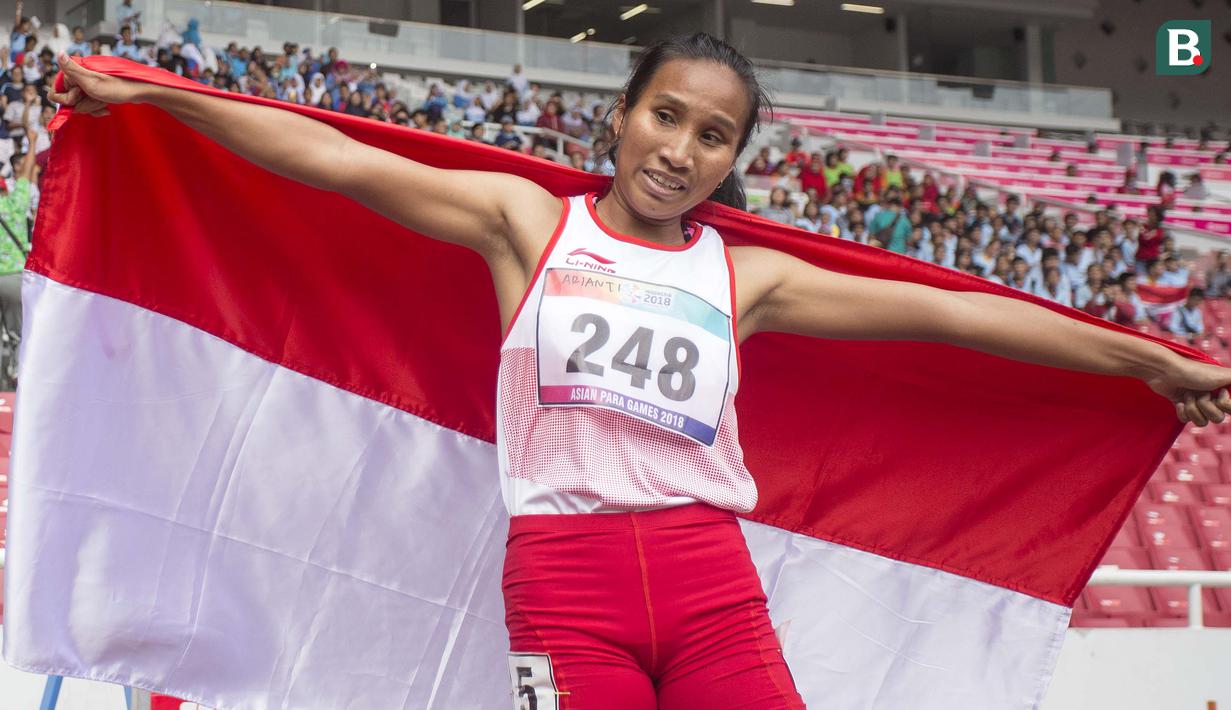 Putri Ni Made Arianti pelari Indonesia berhasil meraih medali perak di cabang para atletik nomor lari 400 meter T13 pada Asian Para Games 2018, di Stadion Utama Gelora Bung Karno Jakarta, Kamis(11/10/2018).  (Bola.com/Peksi Cahyo)