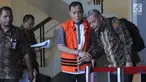 Hakim PN Balikpapan nonaktif Kayat (tengah) usai menjalani pemeriksaan di Gedung KPK, Jakarta, Jumat (30/8/2019). Kayat diperiksa sebagai tersangka untuk melengkapi berkas terkait dugaan suap memengaruhi vonis bebas Sudarman yang menjadi terdakwa dalam kasus pemalsuan surat. (merdeka.com/DwiNarwoko)