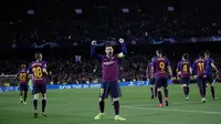 Megabintang Barcelona, Lionel Messi berselebrasi setelah mencetak gol ke gawang Olympique Lyon pada leg kedua 16 besar Liga Champions di Camp Nou, Rabu (13/3). Messi mencetak dua gol dan dua assist saat Barcelona menggilas Lyon 5-1. (AP/ Emilio Morenatti)