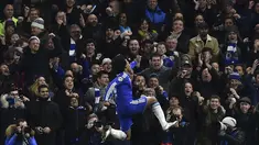 Pemain Chelsea, Willian merayakan golnya ke gawang FC Porto pada lanjutan Liga Champions leg kedua grup G di Stadion Stamford Bridge, London, Kamis (10/12/2015) dini hari WIB. (AFP Photo/Ben Stansall)