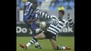 Pemain Sporting CP, Cristiano Ronaldo (kanan) berebut bola dengan FC Porto, Derlei Silva dalam laga Portuguese SuperLeague 2002/03 di Antas Stadium, Oporto, Portugal, 1 Juni 2003. (AP Photo/Paulo Duarte)