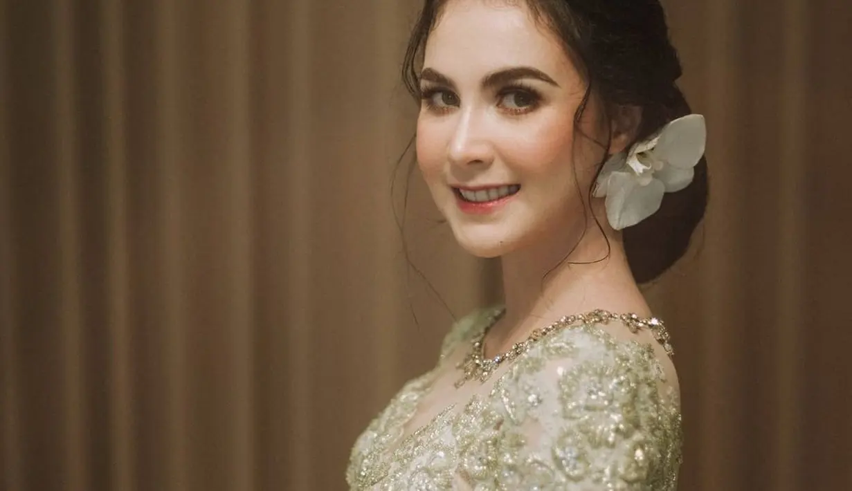 Tak ketinggalan beberapa aksesori bunga yang membuat penampilannya kian memesona. Mana yang jadi favoritmu, Sahabat Fimela? [@arumibachsin_94]