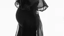 Lakukan maternity shoot, Angel tampak dramatis dalam gaun hitam see through yang hadirkan keindahan siluet. [Foto: Instagram/ Angel Pieters]