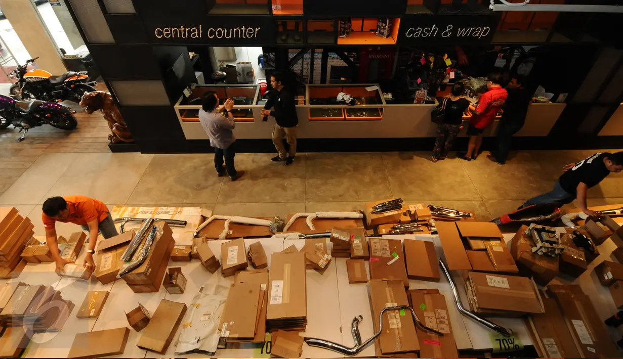 Penggemar motor melihat deretan suku cadang Harley Davidson di PT Mabua Motor Indonesia, Jakarta, Kamis (11/2/2016). PT Mabua Motor Indonesia berkomitmen tetap memberikan layanan purna jual, suku cadang, penyewaan, dll. (Liputan6.com/Helmi Fithriansyah)