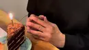 Sebuah kue dan lilin kecil jadi penanda bertambahnya usia Tyo. Usia pasangan ini memang terpaut jauh. [Instagram.com/deeadnan]
