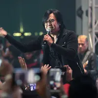 Hingga konser berakhir, Dewa 19 bersama Ari Lasso berhasil menarik perhatian dan mengajak penonton untuk bernyanyi bersama mereka, melantunkan lagu-lagu Dewa19 tanpa henti dan tak ada celah sedikitpun. (Deki Prayoga/Bintang.com)