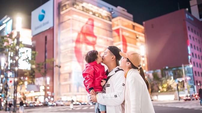Keluarga kecil Chelsea Olivia dan Glenn Alinksie beserta sang anak Nastusha Olivia Alinskie menghabiskan malam yang indah ditemani oleh kelap-kelip cahaya dari gedung bertingkat di Ginza, Tokyo. Kawasan ini merupakan salah satu destinasi wisata favorit di Jepang. (Liputan6.com/IG/chelseaoliviaa)