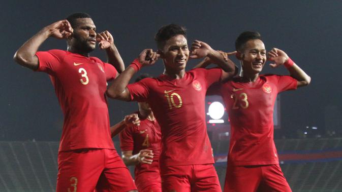 Para pemain Timnas Indonesia merayakan gol yang dicetak Osvaldo Haay ke gawang Thailand pada laga Piala AFF U-22 2019 di Stadion National Olympic, Phnom Penh, Selasa (26/2). Indonesia menang 2-1 atas Thailand. (Bola.com/Zulfirdaus Harahap)