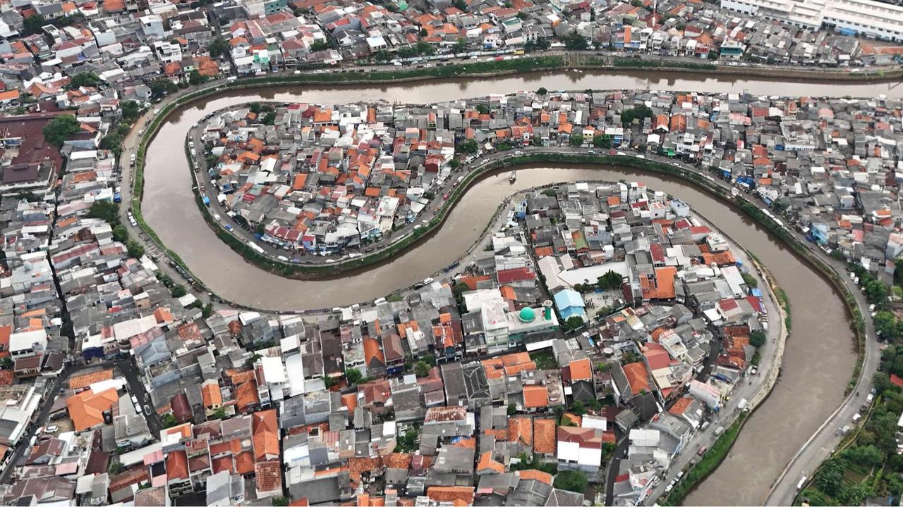 Normalisasi Kali Ciliwung Tersendat