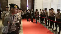 Petugas kepolisian berjaga di depan pintu masuk jelang Debat terakhir Pilgub DKI Jakarta 2017, Jakarta, Rabu (12/4). Dalam debat nanti akan mengangkat isu kesenjangan dan keadilan sosial, penegakan hukum, dan bonus demografi. (Liputan6.com/Faizal Fanani)