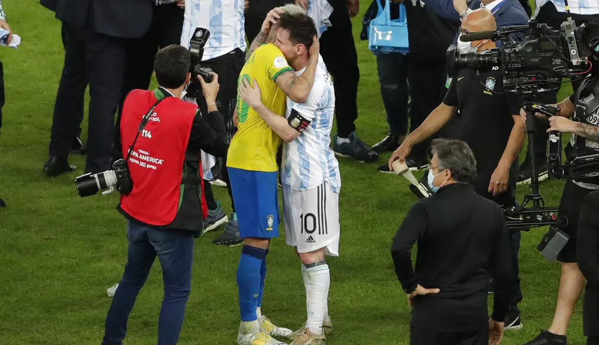 Penyerang Argentina, Lionel Messi memeluk pemain Brasil, Neymar pada pertandingan final Copa America 2021 di stadion Maracana di Rio de Janeiro, Brasil, Minggu (11/7/2021). Argentina menang 1-0.  (AP Photo/Silvia Izquierdo)