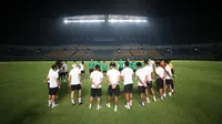 Pemain Timnas Indonesia berkumpul untuk mendengarkan instruksi dari pelatih kepala Shin Tae-yong saat official training menjelang laga FIFA Match Day antara Timnas Indonesia melawan Timnas Curacau yang berlangsung di Stadion Gelora Bandung Lautan Api (GBLA), Bandung, Jumat (23/09/2022). (Dok. PSSI)