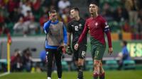 Pemain Portugal Cristiano Ronaldo, kanan, berjalan keluar lapangan saat turun minum pada pertandingan sepak bola kualifikasi grup J Euro 2024 antara Portugal dan Islandia, di Stadion Alvalade di Lisbon, Minggu, 19 November 2023. (AP Photo/Armando Franca)