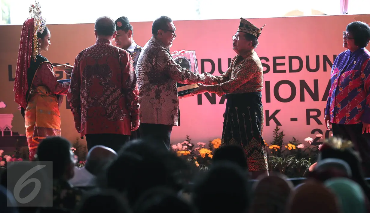 Wapres JK didampingi Menteri LHK, Siti Nurbaya memberi penghargaan Adipura kepada Wagub Jawa Barat, Deddy Mizwar pada puncak Hari Lingkungan Hidup Sedunia Tingkat Nasional 2016 di Kabupaten Siak, Riau, Jumat (22/7). (Liputan6.com/Faizal Fanani)