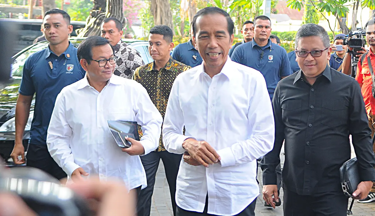Capres nomor urut 01 Joko Widodo atau Jokowi saat tiba di Resto Plataran Menteng, Jakarta Pusat, Kamis (18/4). Jokowi dan Ma'ruf Amin menggelar pertemuan dengan ketua umum partai politik pengusungnya dalam Pemilu 2019. (Liputan6.com/Angga Yuniar)