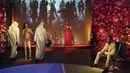 Orang-orang mengunjungi patung lilin aktor Amerika, Will Smith, pada pembukaan museum Madame Tussauds di Dubai, Uni Emirat Arab, Rabu (13/10/2021). Atraksi lilin terkenal di dunia ini menampilkan koleksi patung lilin dari lebih 60 tokoh terkenal dunia. (AP/Kamran Jebreili)