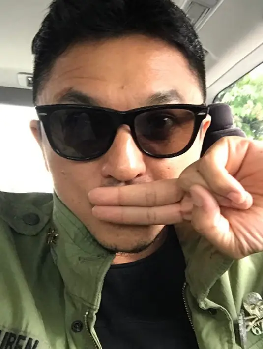 Beberapa waktu belakangan ini Engku Emran dikabarkan memiliki hubungan spesial dengan Laudya Cynthia Bella. Tidak hanya itu, mereka juga disebut-sebut akan melangsungkan pernikahan pada bulan September 2017 mendatang. (instagram/iamkumbre)