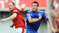 Duel striker MU Wayne Rooney (kiri) dengan bek sekaligus kapten Chelsea John Terry pada laga Community Shield 2009 di Wembley, London.