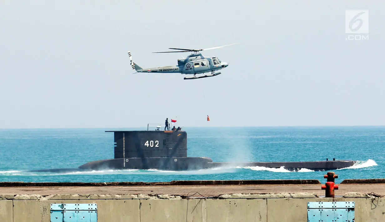 Sejumlah prajurit TNI melakukan aksi pengamanan dengan kekuatan militer yang di miliki TNI saat geladi resik HUT TNI ke-72 di Cilegon, Banten, Selasa (3/10). (Liputan6.com/Angga Yuniar)